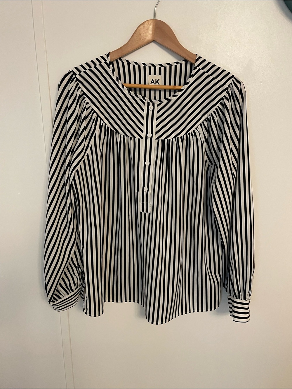 Anne Klein Black & White Long Sleeve Vertical Stripe Button-Down Top M Collarles